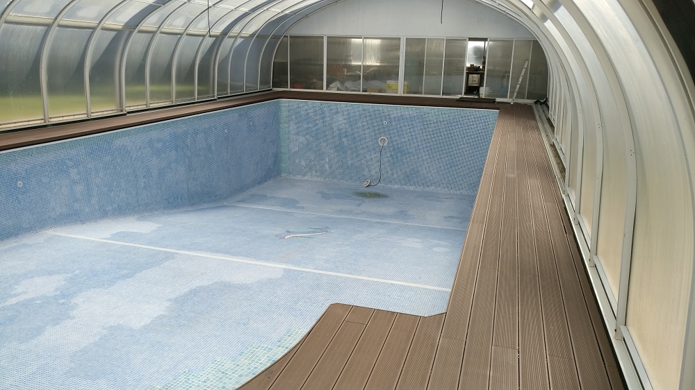 Piscina e Zona de Solário Exterior